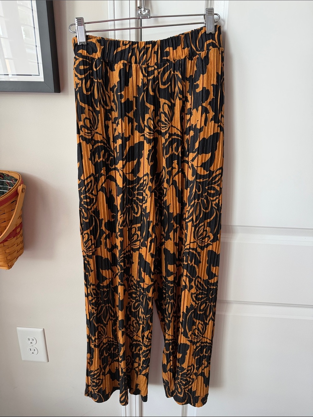 Susan Graver Women's Black & Bronze Floral Pleated Wide-Leg Pants